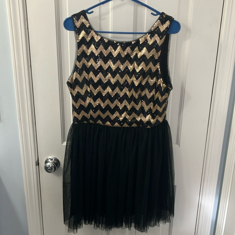 B. Darlin Black and Gold Chevron sequin cocktail Dress scoop neck Size 12 mesh